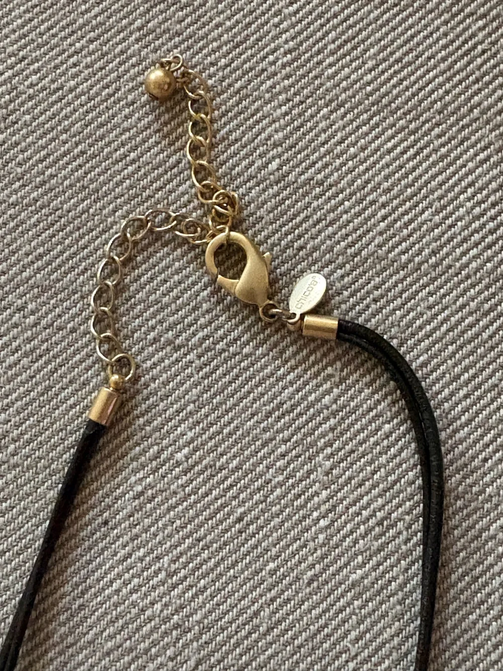 Chico’s hammered gold tone mixed stone look pendant on cord necklace